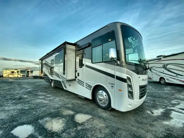 2025 Thor Motor Coach Hurricane 34R in RVs & Motorhomes in Bedford - Image 2
