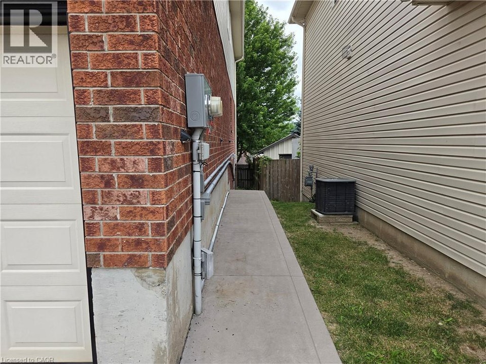 709 WINDFLOWER Crescent Kitchener, Ontario 4