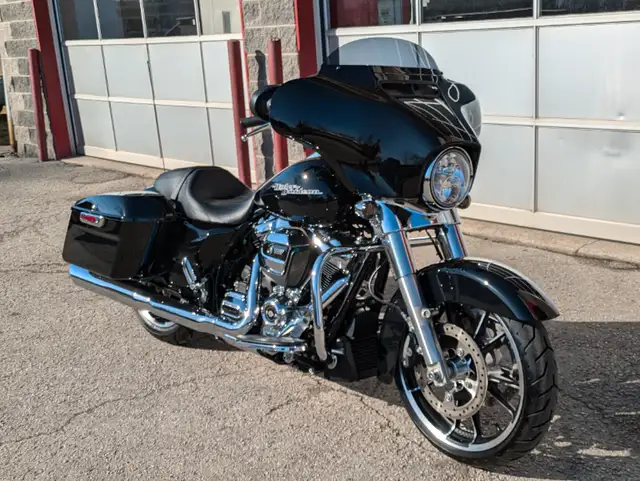 2020 Harley-Davidson Street Glide*Only 2,400kms!* in Touring in St. Catharines - Image 2