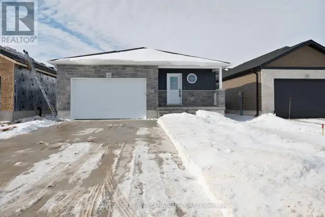 29 SHELDABREN STREET North Middlesex (Ailsa Craig), Ontario in Houses for Sale in Grand Bend - Image 3