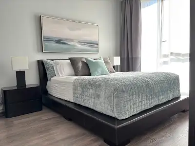 Cadre de lit queen en cuir veritable / Genuine leather queen bed, View more