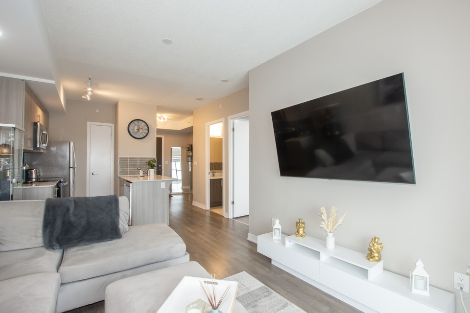 550 N Service Rd, Grimsby (1102) - 1 Bed + Den Condo w/Lake view 5