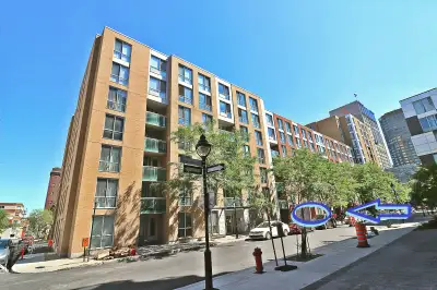 4 1/2 in Downtown Mtl - with its own privet entrance from street