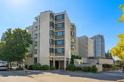 Experience leisure and relaxation in this beautifully renovated, open-concept condo with stunning oc...