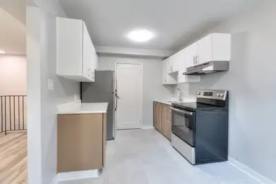 Immeuble propre, calme, quartier magnifique, surintendant(e) sur place. Magnifiquement rénové, ensol...