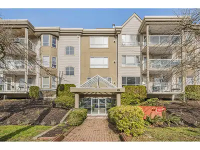 TOP FLOOR CORNER UNIT I FULLY RENOVATED I BRIGHT & PRIVATE Welcome to this stunning 1 ,053 sq. ft. 2...