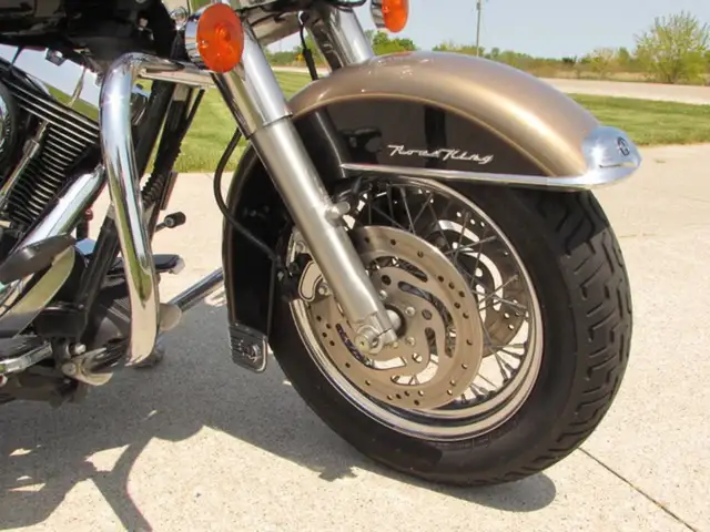 2004 Harley-Davidson FLHRCI Road King Classic in Sport Touring in Leamington - Image 6