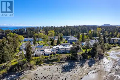 Welcome to a slice of paradise at Pacific Shores Resort. This 2nd-floor, 2 bed & 2 bath with a lock-...