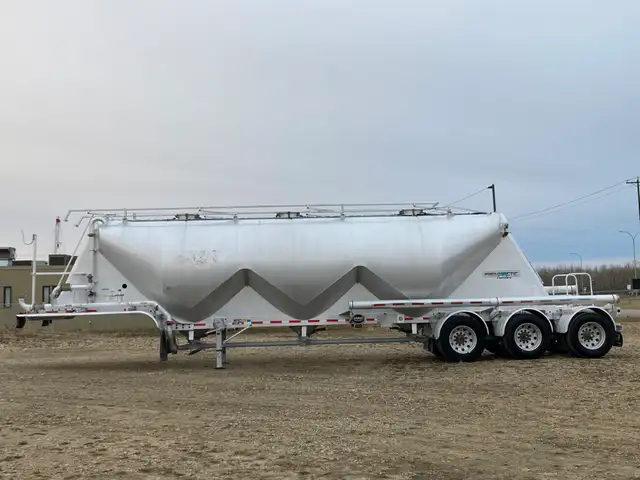 2011 MAC 1480 Cubic Ft Dry Bulk / Pneumatic Tank Trailer in Heavy Equipment in Delta/Surrey/Langley - Image 3