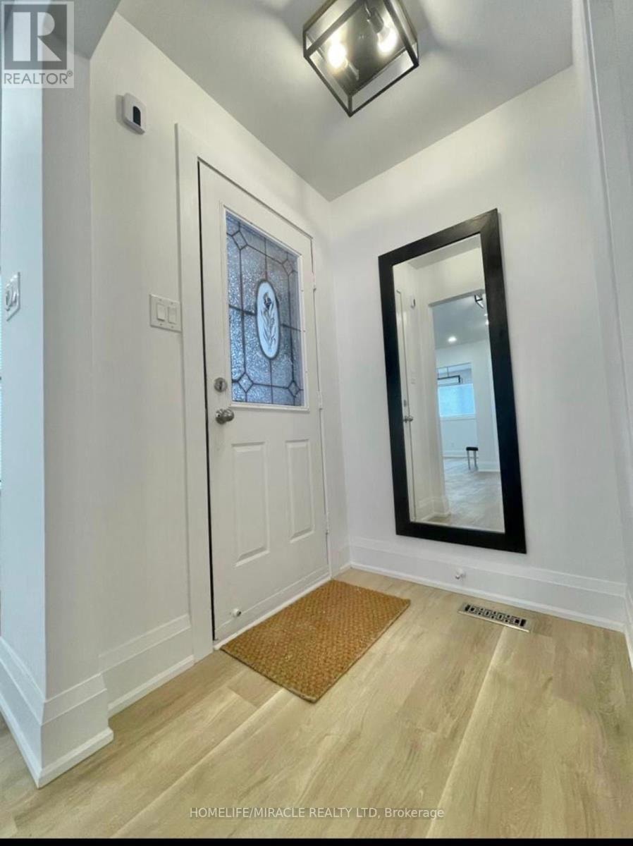 21 ECCLESTONE DRIVE Brampton (Brampton West), Ontario 2