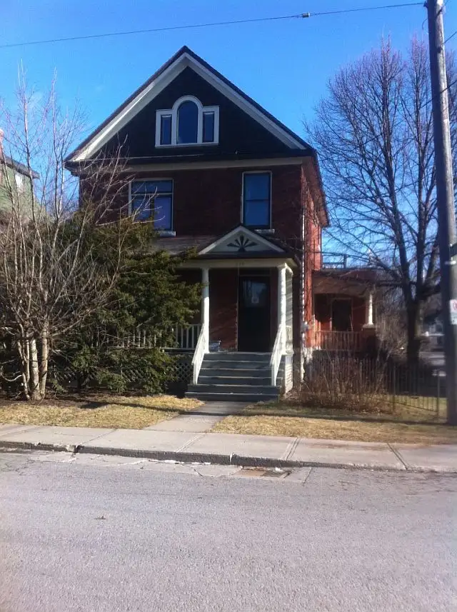 235 Collingwood unit 2 3 female Queens students