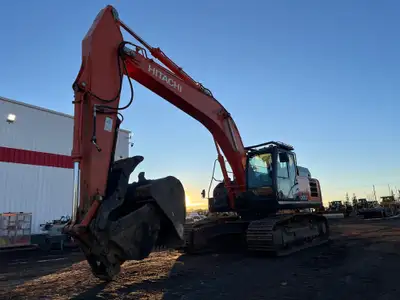 2018 Hitachi ZX300LC-6 8330 hours approx. • Manual Coupler • Bucket • Aux Hydraulics with second out...