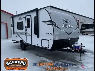 Jayco Jay Flight SLX 175FQW HighlightsFull rear bathroom featuring a tub/shower combo for added conv...