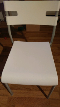 UNE CHAISE BLANC NEUF.
( $20,00 )