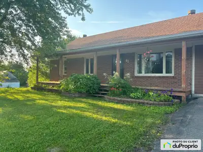 Maison de style canadien français avec une vue panoramique sur le lac Témiscouata. Maison lumineuse...