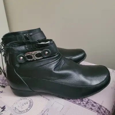 Brand new Women bootis Size 9, View more