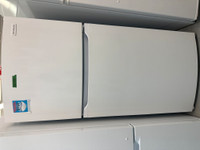 7771-Réfrigérateur Frigidaire blanc Congelateur en Haut 28" Top