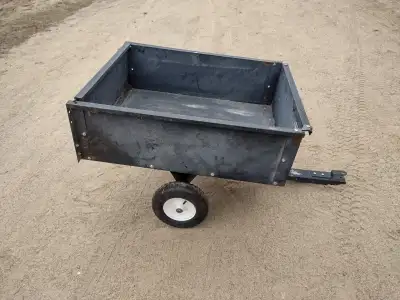 Remorque a bascule pour tracteur a gazon en bonne condition les roues et pneu sont neuf. Prix demand...