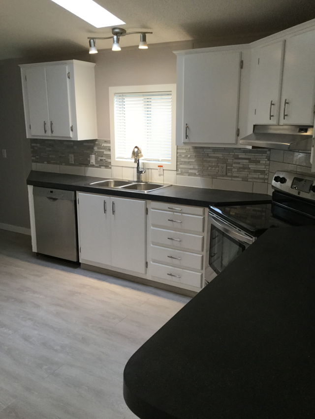 2 Bed/1 Bath Mobile Home in Long Term Rentals in Penticton - Image 3