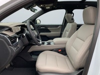 The bold design of the refined exterior and powerful attitude are created by the expressive hood tha... (image 8)