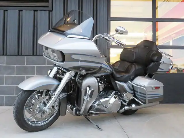 2016 Harley-Davidson FLTRUSE - CVO Road Glide Ultra in Sport Touring in Cambridge - Image 3