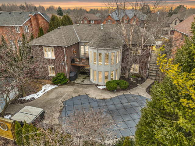 EXPERIENCE YOUR DREAM LIFESTYLE IN THIS STUNNING 2000 + SQ. FT in Houses for Sale in Oakville / Halton Region - Image 3