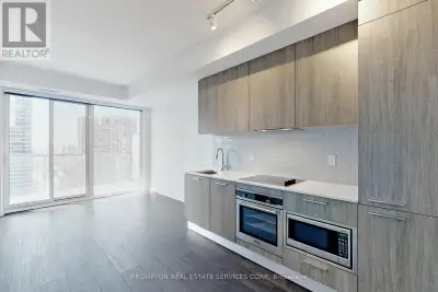 Welcome To Your Luxury Building In The Heart Of The City! This Exquisite Two Bedroom Suite East Faci...