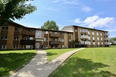 Welcome Home! Wonderful 2 Bedroom 1 Bathroom Unit in Laurier Manor - In the Heart of Fort Saskatchew...
