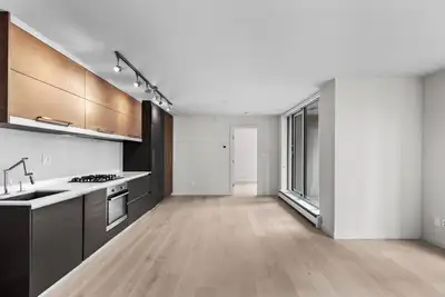 Welcome to this spacious 2 Bedroom apartment located in the heart of Downtown. With 888 sqft of livi...