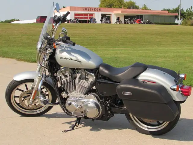 2014 Harley-Davidson XL883L Sportster SuperLow 1 Owner, ONLY 14, in Sport Touring in Leamington - Image 8