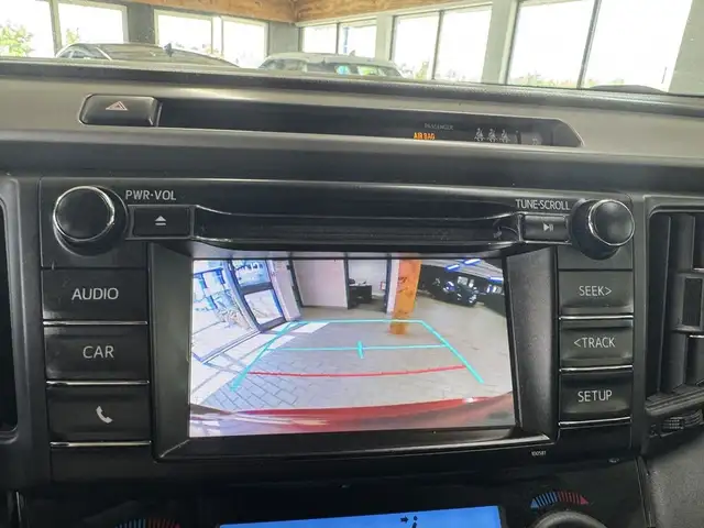 2018 Toyota RAV4 AWD XLE in Cars & Trucks in Longueuil / South Shore - Image 26