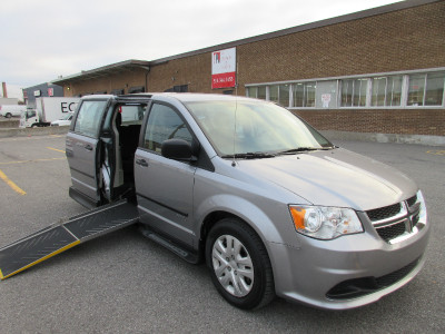 WHEELCHAIR VAN 2019 GRAND CARAVAN, 7,800. KM'S, AUTO RAMP, MINT!