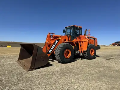 1 Owner, Dealer Maintained 2017 Doosan DL550-5 Wheel Loader Located near Westlock, AB HRS: 3,141 Sca...