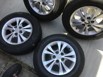 4 Mag et pneus 205 65 15 pour Toyota Camry 2006 pneus 90% neufs bonne condition prix 280$ appeller