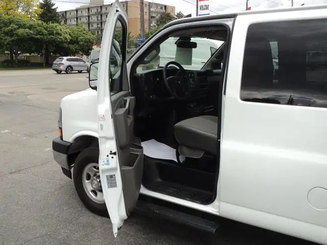 2022 Chevrolet Express 2500 LT RWD 6.6L8cylGas 12Passenger 135"W in Cars & Trucks in Brantford - Image 10