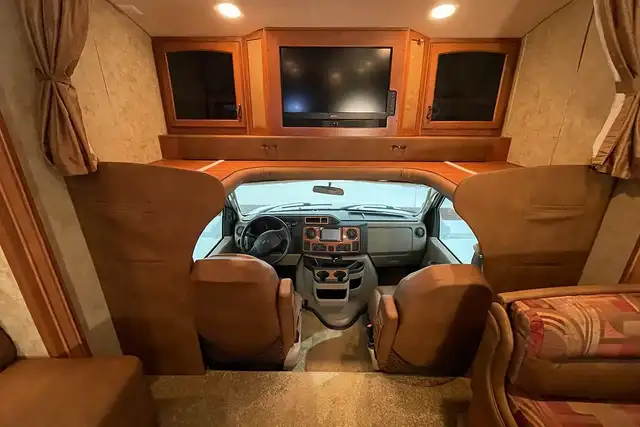 2010 Jayco Greyhawk 31GS - Pre-Owned Class C Motorhome in RVs & Motorhomes in Red Deer - Image 36