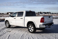 WHEELS: 18 X 8 ALUMINUM (STD),ENGINE: 3.6L PENTASTAR VVT V6 W/ETORQUE (STD),GVWR: 3 129 KGS (6 900 L... (image 1)