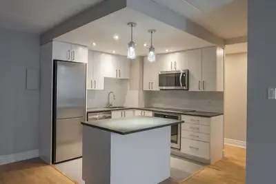 Westmount Estates, top floor apartment, balcony, A/C - ID 585