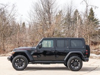 4x4 Drivetrain for ultimate off-road capability - 3.6L V-6 Engine - Equipped with Satellite Radio fo... (image 8)