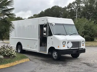 2011 Ford E-450 Econoline Max Ext. Measurements: 25' 5in. L x 8' 5in. W x 9' 3in. H Cargo Measuremen...