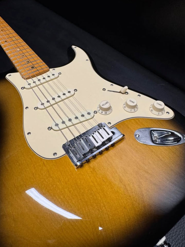 Fender Stratocaster Deluxe USA 2005 in Guitars in Mississauga / Peel Region - Image 7