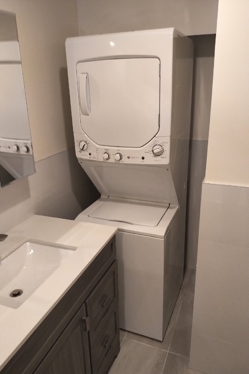 Fully Renovated Studio Apartment – Private Yard – Utilities Incl 3