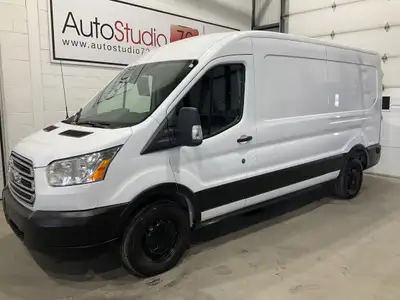 Le Ford Transit 2019 version T-250 toit moyen 148 po PNBV de 9 000 lb porte coulissante côté passage...