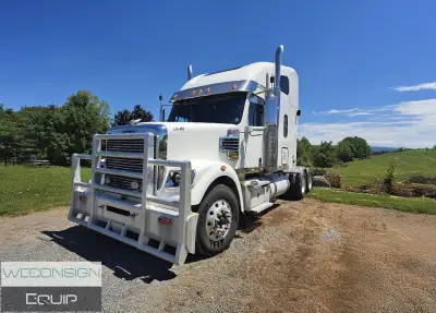 TANDEM FREIGHTLINER CORONADO SLEEPER TRUCK TRACTOR (unit #02264) Located in Windsor, NS. Shipping an...