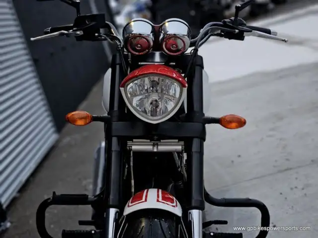 2012 Victory Motorcycles Hammer in Sport Touring in Oshawa / Durham Region - Image 7