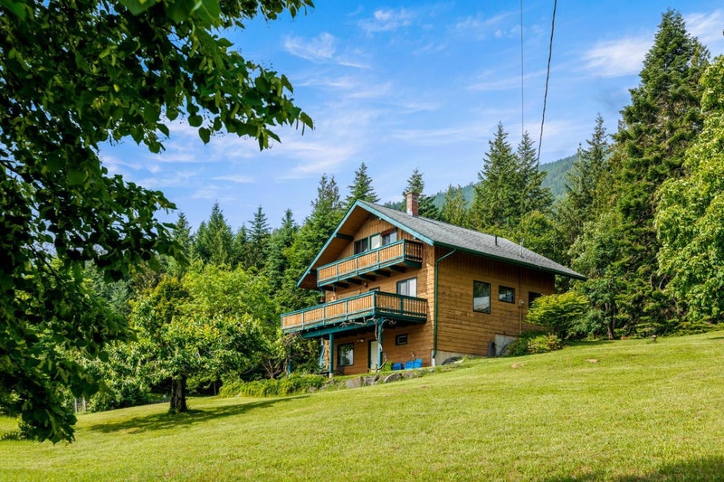 998 SIMMONS ROAD Creston, British Columbia Houses for Sale Nelson