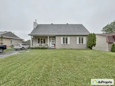 Superbe propriété au goût du jour. Entièrement meublé et disponible immédiatement. Comptoir de quart...