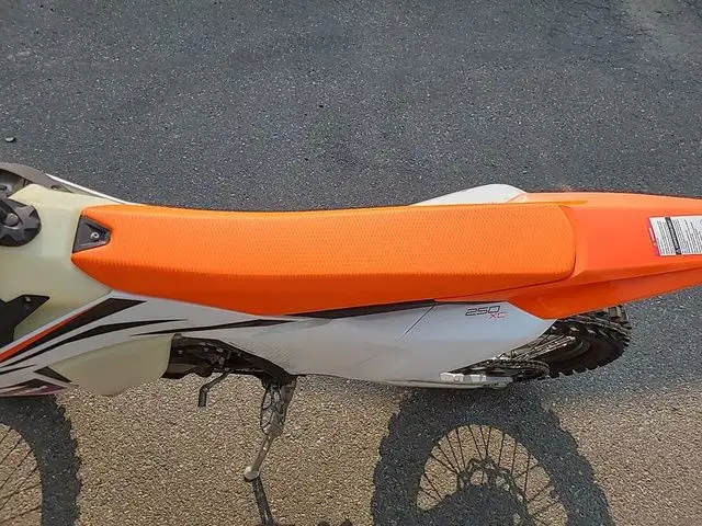 2024 KTM 250 XC in Dirt Bikes & Motocross in Calgary - Image 17