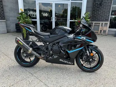 Rare trade in for us at Peak Powersports London! 2024 GSXR 1000 ABS with some great mods - full carb...