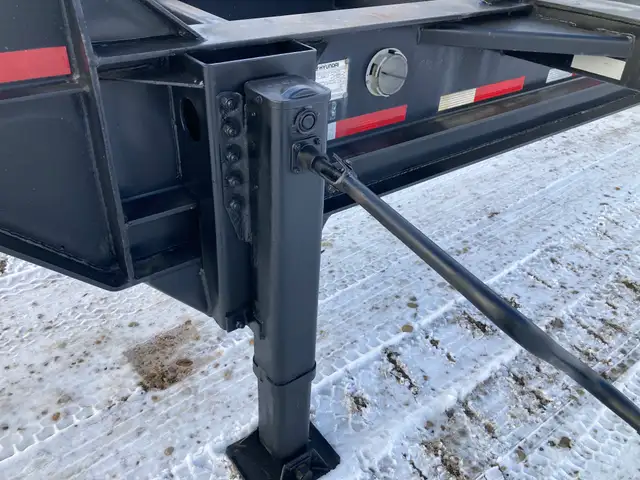 2006 Hyundai Container Chassis / 20 ft container pins in Heavy Equipment in Laval / North Shore - Image 13